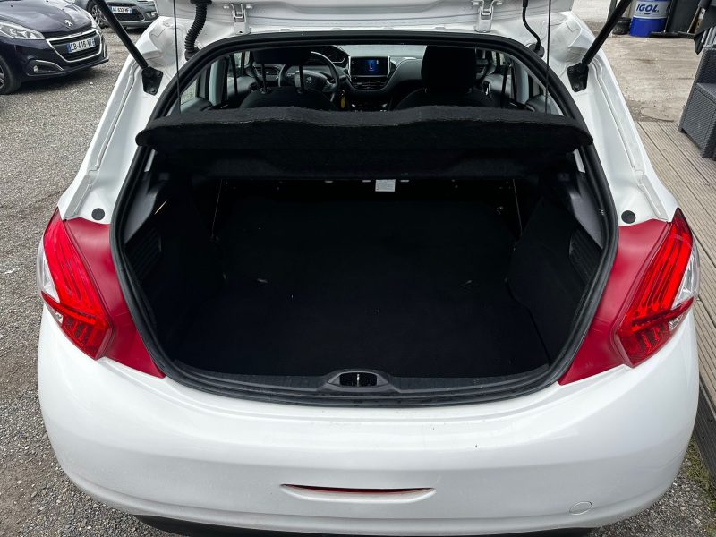 PEUGEOT 208 SOCIÉTÉ 2012. Auto Dakar organise régulièrement des événements thématiques et des journées découverte pour présenter les innovations automobiles à sa clientèle. Ces rendez-vous conviviaux permettent d'échanger avec nos experts et de tester en avant-première les dernières technologies.