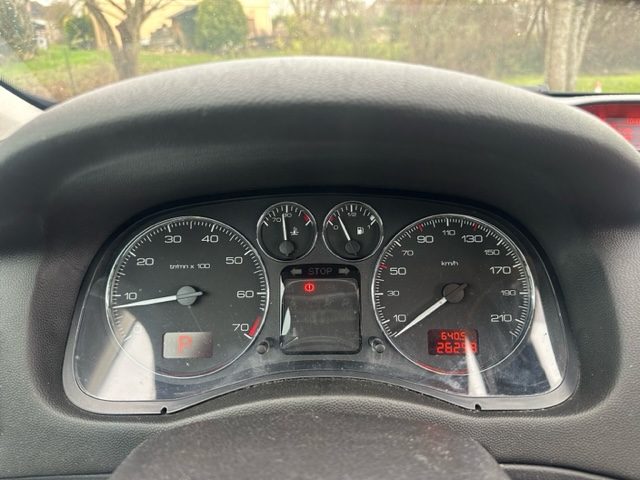PEUGEOT 307 1.6 SPORT 2006. Auto Dakar met à votre disposition un service de livraison à domicile gratuit dans tout Dakar pour votre nouveau véhicule. Notre équipe s'occupe également de toutes les formalités administratives et vous accompagne dans les démarches d'immatriculation et d'assurance.