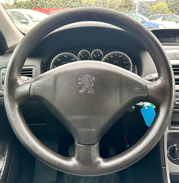 PEUGEOT 307 2001. Auto Dakar met à votre disposition un service de livraison à domicile gratuit dans tout Dakar pour votre nouveau véhicule. Notre équipe s'occupe également de toutes les formalités administratives et vous accompagne dans les démarches d'immatriculation et d'assurance.