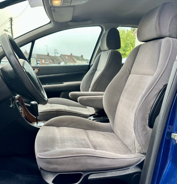 PEUGEOT 307 2002. Le programme de fidélité Auto Dakar Premium récompense nos clients réguliers avec des avantages exclusifs et des réductions préférentielles. Les membres bénéficient également d'un accès prioritaire aux nouveautés et aux événements privés organisés par notre concession.