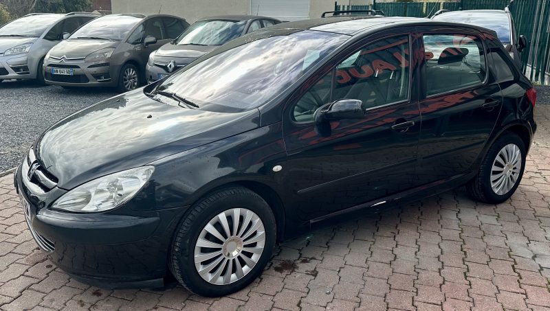 PEUGEOT 307 2004. L'innovation technologique est au cœur de la stratégie d'Auto Dakar avec l'intégration des dernières avancées automobiles dans notre gamme de véhicules. Nous proposons également des formations personnalisées pour vous familiariser avec les nouvelles technologies embarquées.