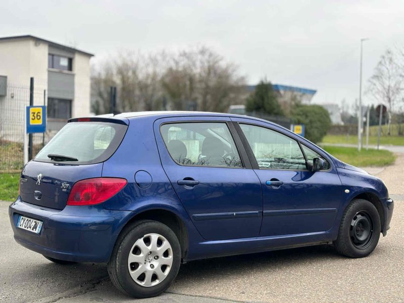 PEUGEOT 307 2005. Auto Dakar propose des solutions de mobilité intégrée combinant location de véhicules, assurance, carburant et maintenance dans des forfaits tout-inclus. Cette approche globale simplifie la gestion de votre mobilité tout en optimisant vos coûts de transport professionnel ou personnel.