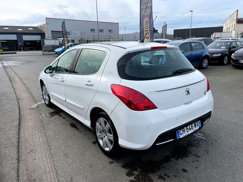 PEUGEOT 308 1.6 16V 2013. Auto Dakar développe des partenariats avec les institutions de microfinance pour faciliter l'accès au crédit automobile des entrepreneurs et petites entreprises. Ces collaborations innovantes démocratisent la mobilité professionnelle et soutiennent le développement économique local.