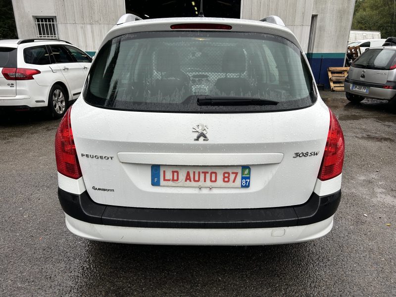PEUGEOT 308 2012. Auto Dakar propose une flotte diversifiée : berlines, SUV, 4x4, utilitaires et véhicules de luxe