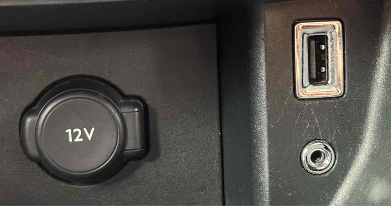 PEUGEOT 308 2015. Notre service de conciergerie automobile Auto Dakar Premium prend en charge l'entretien complet de votre véhicule avec enlèvement et livraison à domicile. Ce service exclusif comprend également le nettoyage intérieur et extérieur pour vous restituer un véhicule impeccable.
