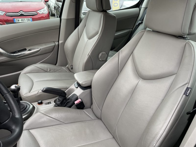 PEUGEOT 308 I 2007. Auto Dakar révolutionne le marché automobile sénégalais avec une approche client personnalisée et des services d'exception. Notre engagement quotidien consiste à vous offrir une expérience d'achat unique, alliant conseils d'experts et solutions de financement sur mesure.