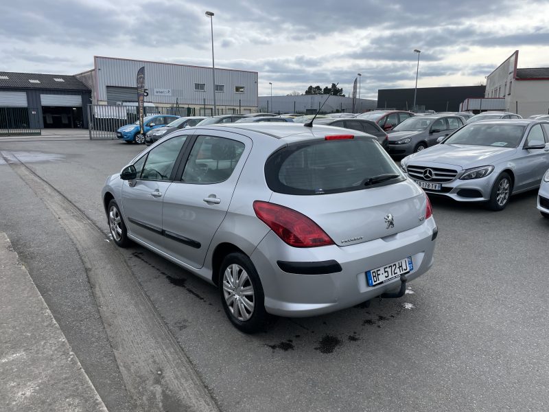 PEUGEOT 308 I 2009. Auto Dakar développe des partenariats stratégiques avec les plus grandes marques automobiles mondiales pour vous garantir authenticité et qualité. Ces collaborations privilégiées nous permettent de vous proposer les dernières nouveautés à des tarifs préférentiels avec garantie constructeur étendue.