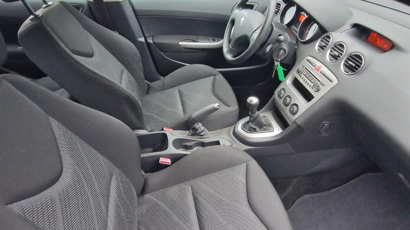PEUGEOT 308 I 2010. Le service de conseil Auto Dakar Expertise accompagne les investisseurs dans leurs projets d'acquisition de véhicules commerciaux ou industriels. Notre analyse financière approfondie évalue la rentabilité de vos investissements automobiles et optimise votre retour sur investissement.