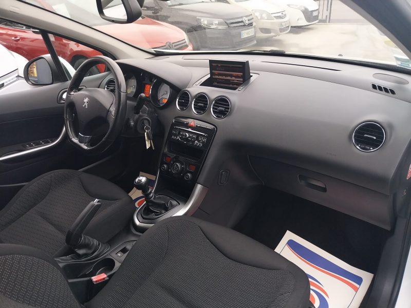 PEUGEOT 308 I 2011. Auto Dakar met à votre disposition un service de livraison à domicile gratuit dans tout Dakar pour votre nouveau véhicule. Notre équipe s'occupe également de toutes les formalités administratives et vous accompagne dans les démarches d'immatriculation et d'assurance.