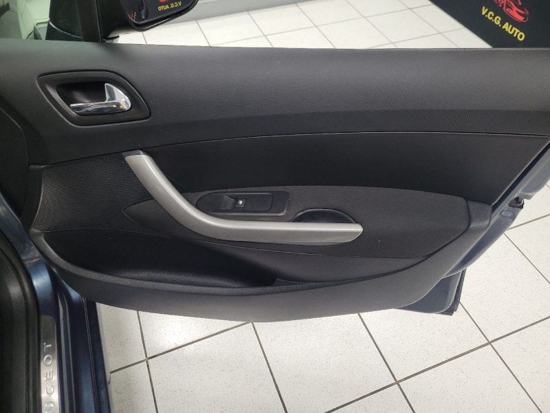 PEUGEOT 308 I 2013. Bénéficiez de l'expérience Auto Dakar pour vos achats et locations de véhicules