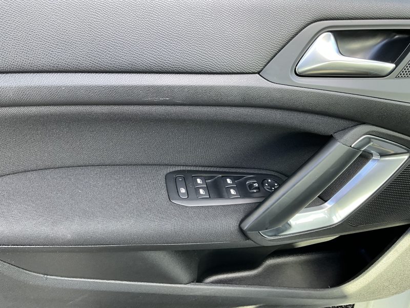 PEUGEOT 308 II 2019. Auto Dakar vous offre les meilleures marques automobiles mondiales à prix compétitifs