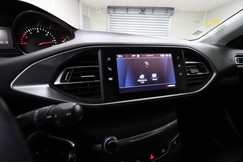 PEUGEOT 308 II 2020. Auto Dakar organise régulièrement des événements thématiques et des journées découverte pour présenter les innovations automobiles à sa clientèle. Ces rendez-vous conviviaux permettent d'échanger avec nos experts et de tester en avant-première les dernières technologies.