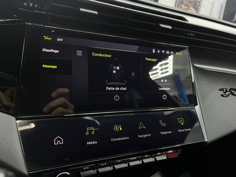 PEUGEOT 308 III 2022. Auto Dakar propose des solutions de location flexibles adaptées aux besoins spécifiques de chaque client, qu'il s'agisse de courte durée pour un week-end ou de longue durée pour vos déplacements professionnels. Nos tarifs compétitifs et nos conditions avantageuses font de nous le partenaire idéal pour tous vos projets de mobilité.