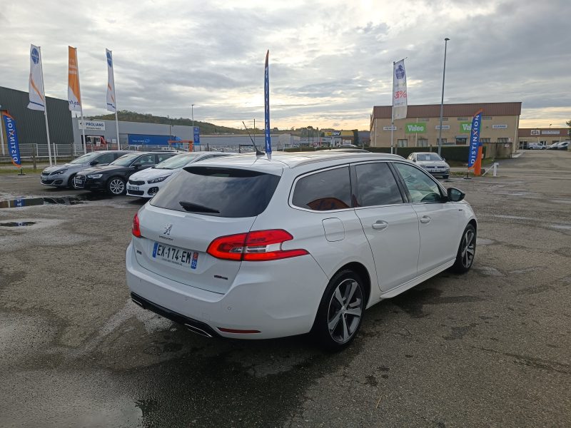 PEUGEOT 308 SW 2018. Notre showroom moderne de 2000 m² situé au cœur de Dakar vous accueille dans un environnement climatisé et confortable pour découvrir notre collection exclusive. L'équipe commerciale d'Auto Dakar vous accompagne avec expertise dans le choix du véhicule parfaitement adapté à vos besoins et votre budget.