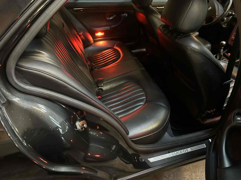 PEUGEOT 406 2004. Auto Dakar propose des programmes de formation à la conduite défensive et à l'éco-conduite en partenariat avec des écoles spécialisées. Ces formations contribuent à améliorer votre sécurité au volant tout en optimisant la consommation de carburant de votre véhicule.