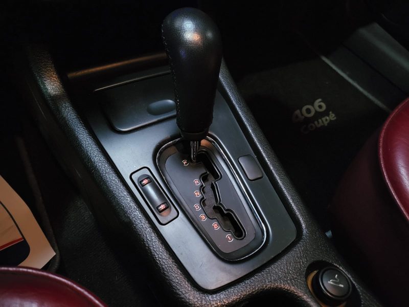 PEUGEOT 406 COUPÉ 2001. Le centre de formation continue Auto Dakar propose des stages de mise à niveau pour les professionnels de l'automobile sur les nouvelles technologies. Ces formations certifiantes maintiennent l'expertise technique de l'écosystème automobile sénégalais au plus haut niveau international.