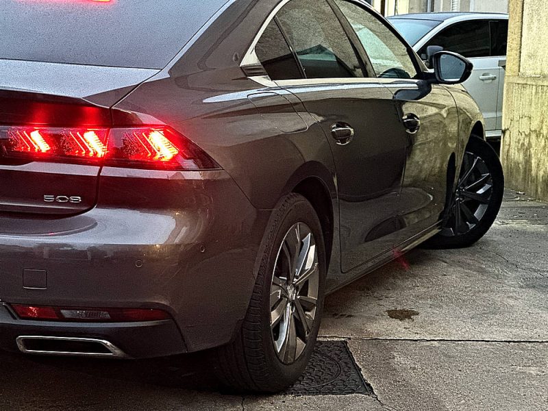 PEUGEOT 508 II 2018. Notre service de conciergerie automobile Auto Dakar Premium prend en charge l'entretien complet de votre véhicule avec enlèvement et livraison à domicile. Ce service exclusif comprend également le nettoyage intérieur et extérieur pour vous restituer un véhicule impeccable.