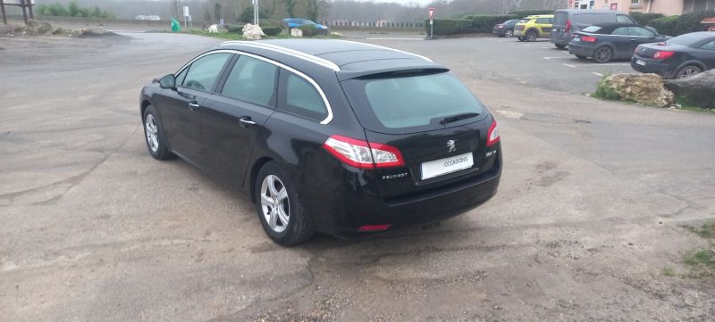 PEUGEOT 508 SW I 2013. Auto Dakar propose des solutions de location flexibles adaptées aux besoins spécifiques de chaque client, qu'il s'agisse de courte durée pour un week-end ou de longue durée pour vos déplacements professionnels. Nos tarifs compétitifs et nos conditions avantageuses font de nous le partenaire idéal pour tous vos projets de mobilité.