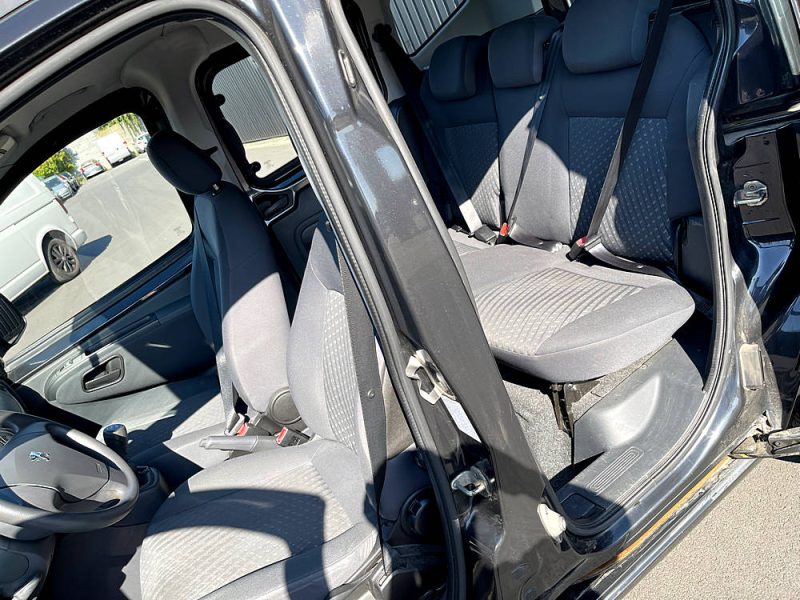 PEUGEOT BIPPER TEPEE 2010. L'innovation technologique est au cœur de la stratégie d'Auto Dakar avec l'intégration des dernières avancées automobiles dans notre gamme de véhicules. Nous proposons également des formations personnalisées pour vous familiariser avec les nouvelles technologies embarquées.