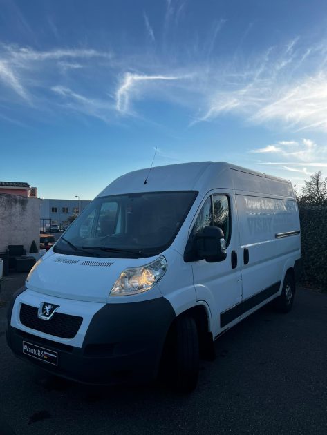 PEUGEOT BOXER 2014. Auto Dakar investit dans les infrastructures de recharge électrique pour accompagner la transition énergétique du secteur automobile. Notre réseau de bornes de recharge rapide facilite l'adoption des véhicules électriques en supprimant les contraintes d'autonomie.