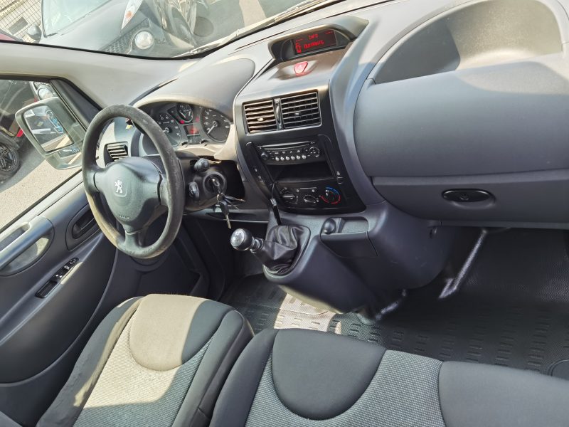 PEUGEOT EXPERT CAMIONNETTE 2014. Le service de préparation véhicule Auto Dakar personnalise votre automobile selon vos préférences avec équipements spécifiques et accessoires haut de gamme. Notre atelier de customisation transforme votre véhicule en exemplaire unique parfaitement adapté à vos besoins.