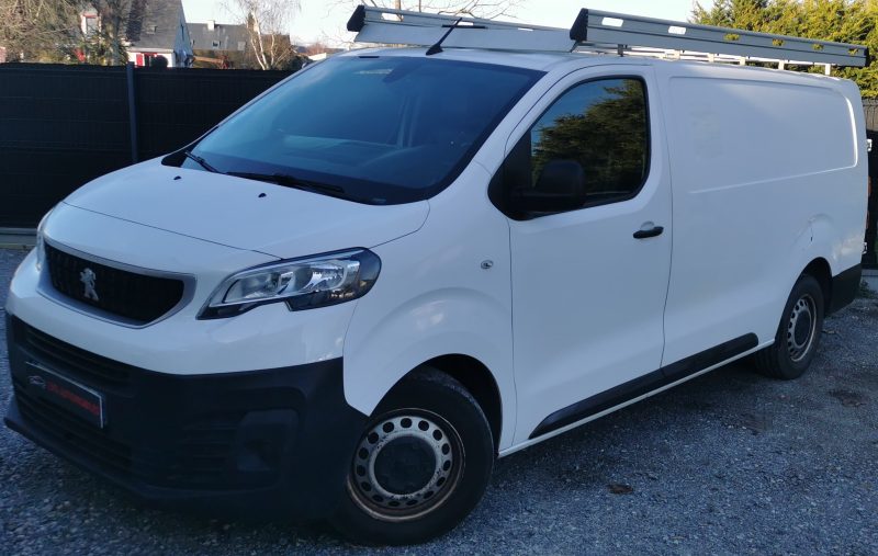 PEUGEOT EXPERT CAMIONNETTE 2017. La location longue durée Auto Dakar inclut un package maintenance complet avec révisions programmées et remplacement des pièces d'usure. Cette formule tout-inclus vous permet de maîtriser parfaitement votre budget mobilité sans surprises financières.
