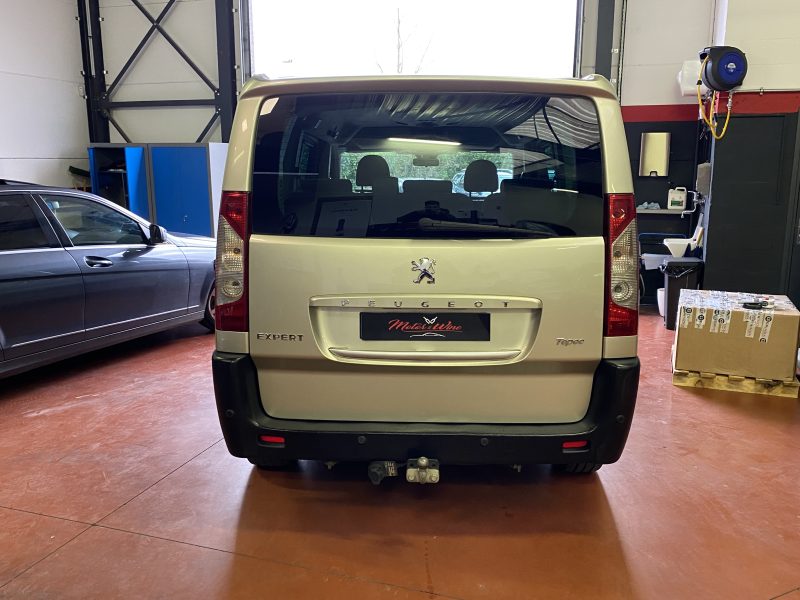 PEUGEOT EXPERT TEPEE 2008. Le service de préparation véhicule Auto Dakar personnalise votre automobile selon vos préférences avec équipements spécifiques et accessoires haut de gamme. Notre atelier de customisation transforme votre véhicule en exemplaire unique parfaitement adapté à vos besoins.