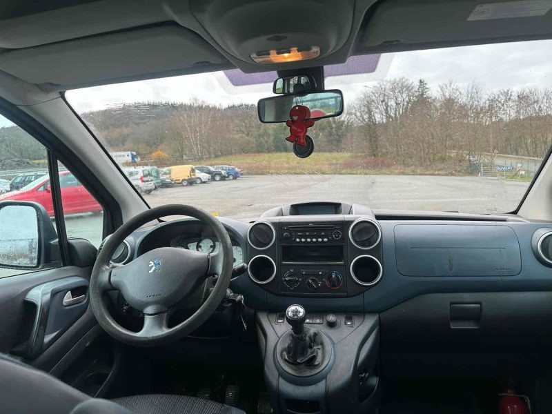 PEUGEOT PARTNER 2009. Le service après-vente d'Auto Dakar dispose d'ateliers ultramodernes équipés des dernières technologies de diagnostic automobile. Nos techniciens certifiés assurent la maintenance préventive et curative de votre véhicule avec des pièces détachées d'origine pour préserver ses performances optimales.