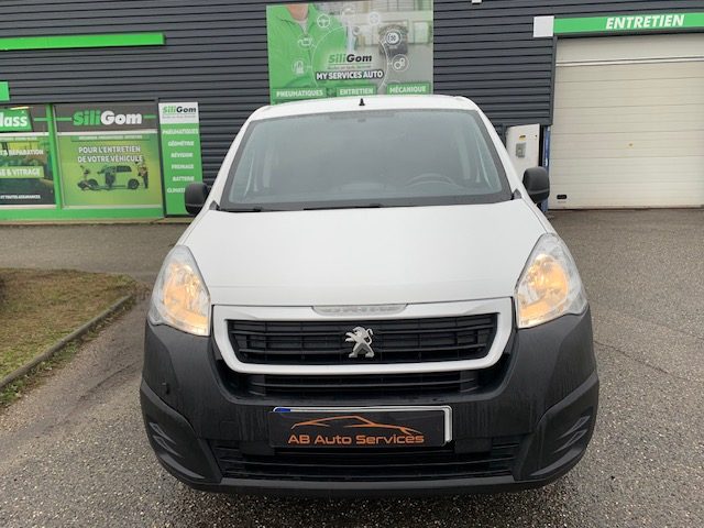 PEUGEOT PARTNER 2016. Le centre de formation continue Auto Dakar propose des stages de mise à niveau pour les professionnels de l'automobile sur les nouvelles technologies. Ces formations certifiantes maintiennent l'expertise technique de l'écosystème automobile sénégalais au plus haut niveau international.