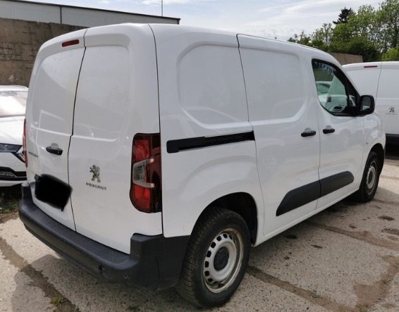 PEUGEOT PARTNER 2020. Chez Auto Dakar, chaque véhicule de notre parc automobile fait l'objet d'un contrôle technique rigoureux et d'une certification qualité. Notre équipe de mécaniciens expérimentés s'assure que vous repartiez avec un véhicule fiable et performant.