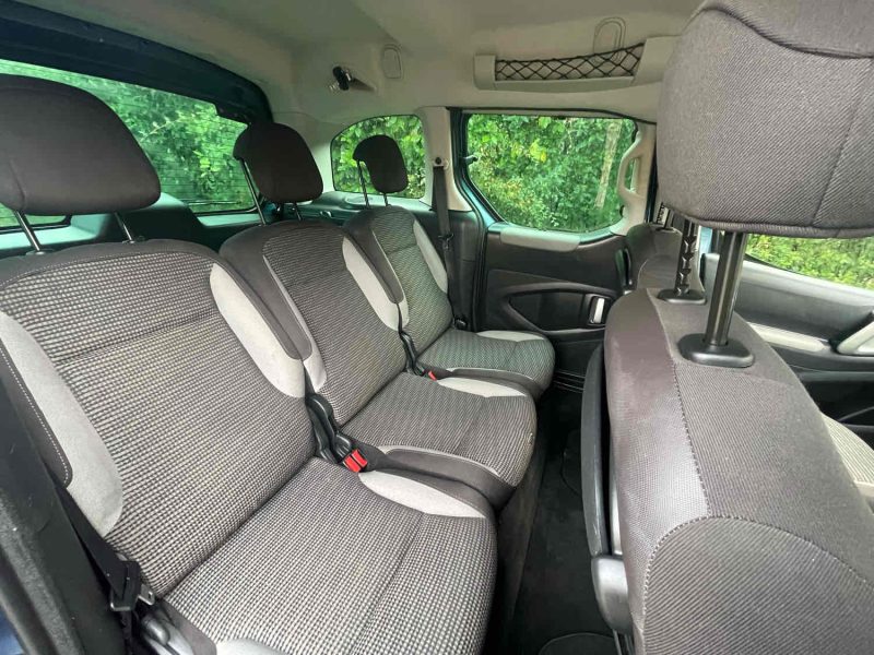 PEUGEOT PARTNER II 2011. Notre service de location avec chauffeur professionnel Auto Dakar met à votre disposition des conducteurs expérimentés et parfaitement formés. Cette prestation haut de gamme est idéale pour vos déplacements d'affaires, événements spéciaux ou découverte touristique du Sénégal.