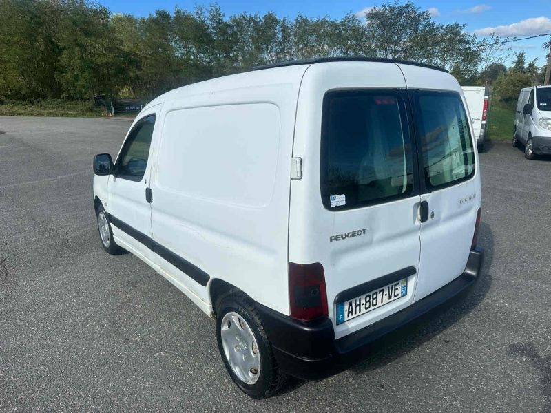 PEUGEOT PARTNER VU 2005. Auto Dakar garantit la traçabilité complète de tous ses véhicules avec historique détaillé et certification d'origine authentifiée. Cette transparence totale vous assure l'acquisition d'un véhicule aux antécédents vérifiés et à la provenance légale certifiée.