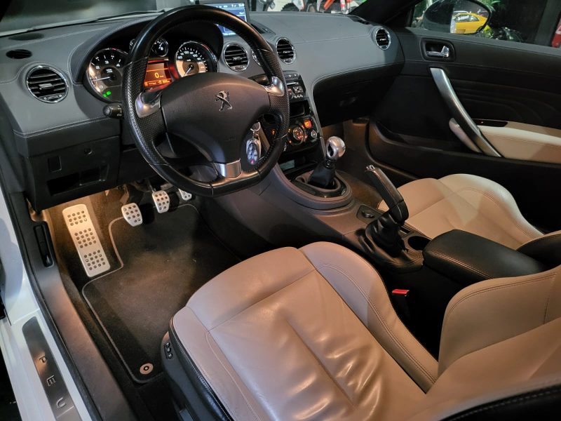 PEUGEOT RCZ 2013. Auto Dakar s'engage pour un service client d'exception et une satisfaction totale