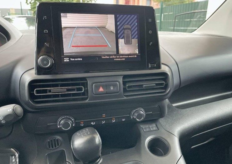 PEUGEOT RIFTER 1.5 BHDI 100 2021. Auto Dakar propose un service de reprise de votre ancien véhicule à sa juste valeur marchande avec expertise gratuite et transparente. Cette évaluation professionnelle facilite le financement de votre nouveau véhicule en optimisant votre apport personnel.