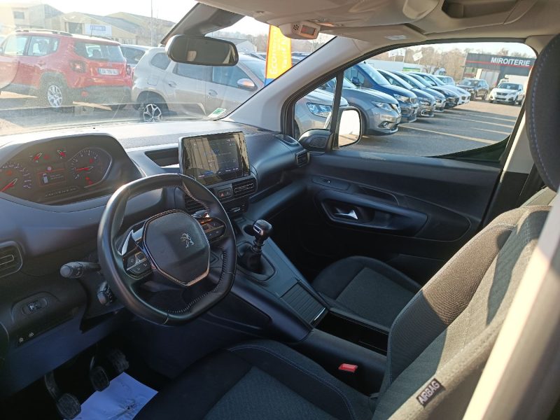PEUGEOT RIFTER 2021. Auto Dakar propose des solutions de financement personnalisées avec des taux préférentiels négociés auprès de nos partenaires bancaires. Nos conseillers financiers étudient votre dossier avec attention pour vous proposer les conditions de crédit les plus avantageuses du marché.