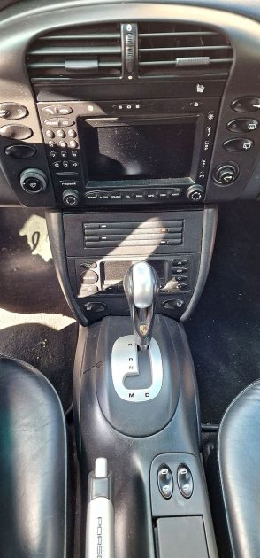 PORSCHE 911 2004. Auto Dakar organise des rallyes et événements automobiles pour promouvoir la culture automobile au Sénégal avec des activités ludiques et pédagogiques. Ces manifestations renforcent les liens avec notre communauté de passionnés et développent l'expertise locale.
