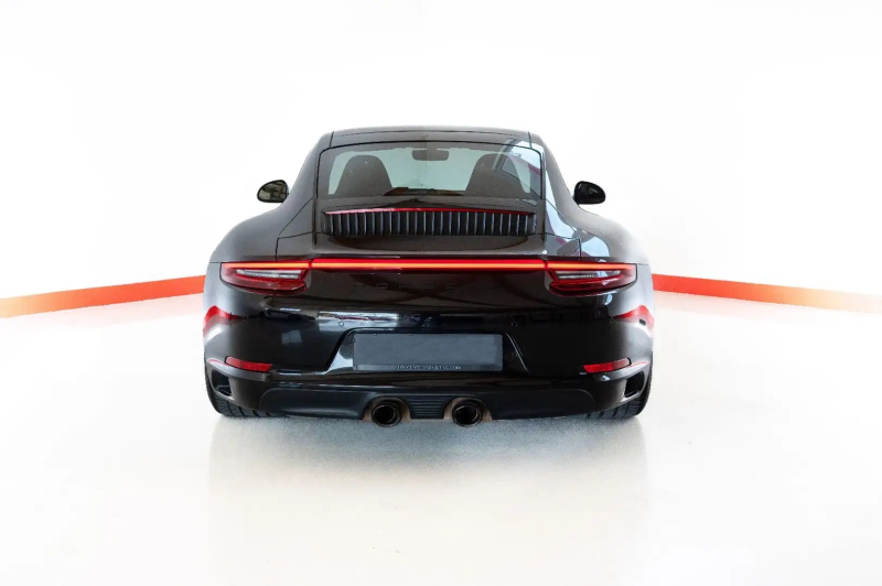 PORSCHE 911 2018. Auto Dakar investit dans la recherche et développement pour anticiper les évolutions du marché automobile africain. Notre veille technologique permanente nous permet d'identifier les innovations pertinentes pour les conditions d'utilisation spécifiques au Sénégal.