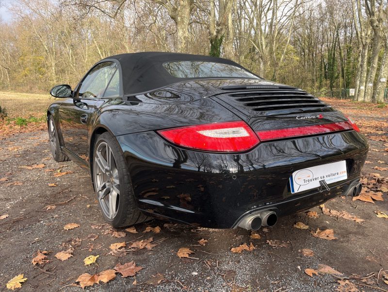 PORSCHE 911 997 4S 2009. Notre service de location avec chauffeur professionnel Auto Dakar met à votre disposition des conducteurs expérimentés et parfaitement formés. Cette prestation haut de gamme est idéale pour vos déplacements d'affaires, événements spéciaux ou découverte touristique du Sénégal.