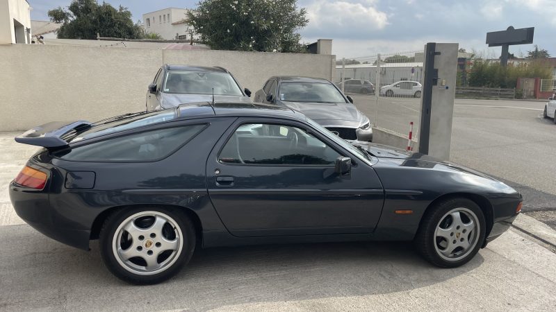 PORSCHE 928 4S 1990. Auto Dakar développe des solutions de financement participatif et solidaire pour démocratiser l'accès à la mobilité automobile. Ces initiatives innovantes s'adressent particulièrement aux entrepreneurs et porteurs de projets ayant des besoins spécifiques de transport.