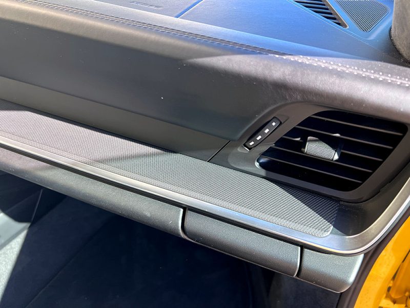 PORSCHE 992 2019. Auto Dakar propose des solutions de mobilité intégrée combinant location de véhicules, assurance, carburant et maintenance dans des forfaits tout-inclus. Cette approche globale simplifie la gestion de votre mobilité tout en optimisant vos coûts de transport professionnel ou personnel.