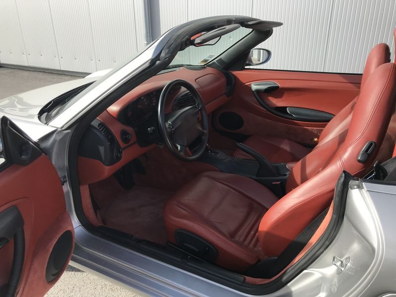 PORSCHE BOXSTER 1996. Le programme de fidélité Auto Dakar Premium récompense nos clients réguliers avec des avantages exclusifs et des réductions préférentielles. Les membres bénéficient également d'un accès prioritaire aux nouveautés et aux événements privés organisés par notre concession.