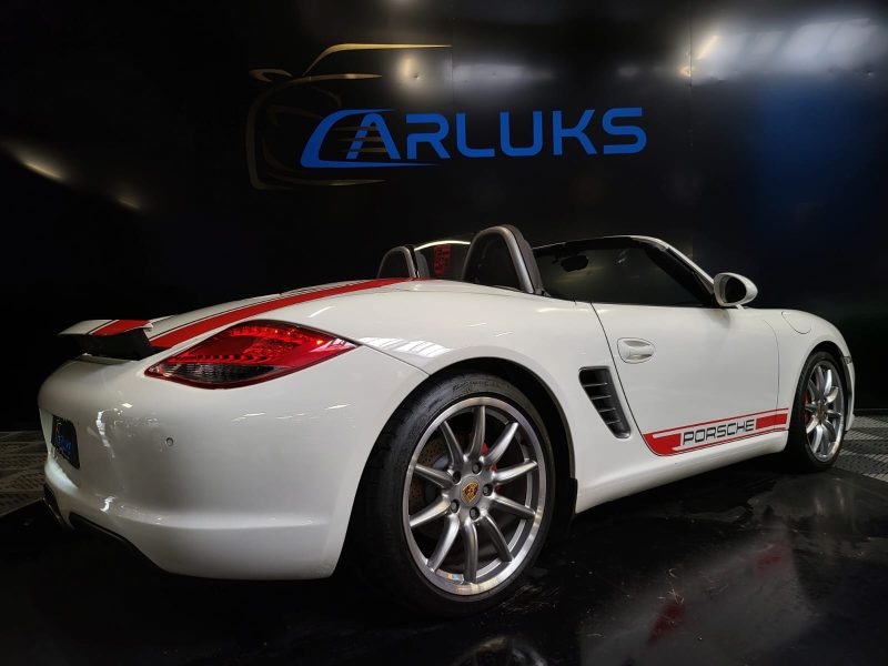 PORSCHE BOXSTER 2009. Chez Auto Dakar, chaque véhicule de notre parc automobile fait l'objet d'un contrôle technique rigoureux et d'une certification qualité. Notre équipe de mécaniciens expérimentés s'assure que vous repartiez avec un véhicule fiable et performant.