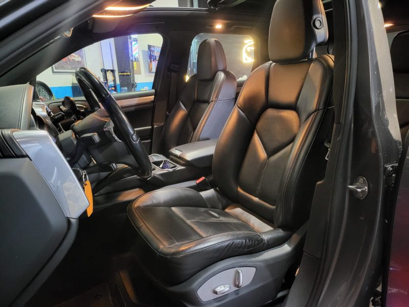 PORSCHE CAYENNE 2012. Chez Auto Dakar, chaque véhicule de notre parc automobile fait l'objet d'un contrôle technique rigoureux et d'une certification qualité. Notre équipe de mécaniciens expérimentés s'assure que vous repartiez avec un véhicule fiable et performant.
