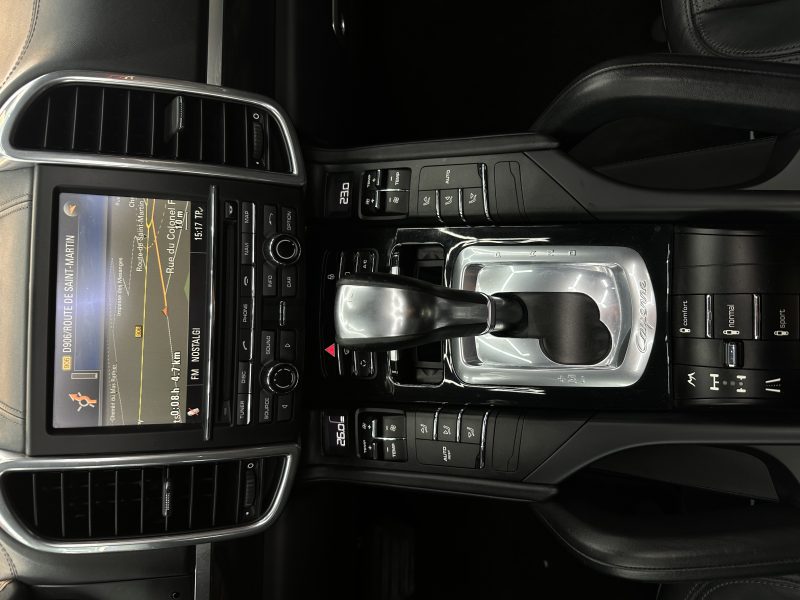 PORSCHE CAYENNE 2017. Le programme de fidélité Auto Dakar Premium récompense nos clients réguliers avec des avantages exclusifs et des réductions préférentielles. Les membres bénéficient également d'un accès prioritaire aux nouveautés et aux événements privés organisés par notre concession.