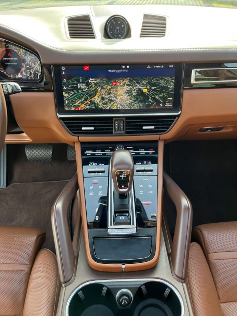PORSCHE CAYENNE 2018. Auto Dakar propose des contrats de location flexibles adaptés à chaque budget