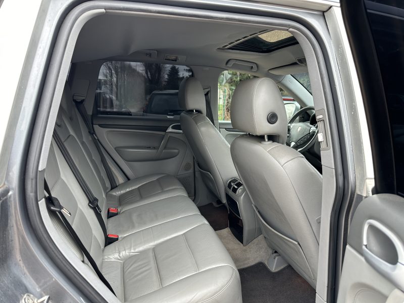 PORSCHE CAYENNE S 2003. Auto Dakar propose un service de location avec chauffeur professionnel