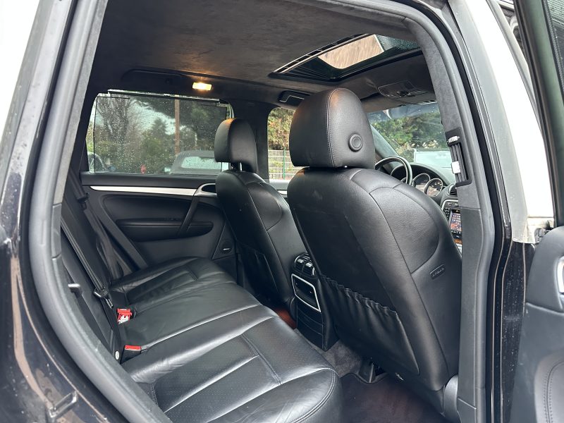 PORSCHE CAYENNE TURBO 2005. Auto Dakar développe des partenariats stratégiques avec les plus grandes marques automobiles mondiales pour vous garantir authenticité et qualité. Ces collaborations privilégiées nous permettent de vous proposer les dernières nouveautés à des tarifs préférentiels avec garantie constructeur étendue.