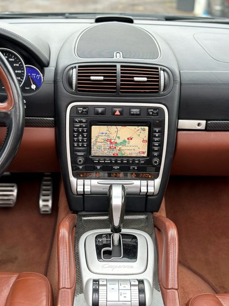 PORSCHE CAYENNE TURBO 2008. Showroom climatisé et espace client confortable chez Auto Dakar pour votre bien-être