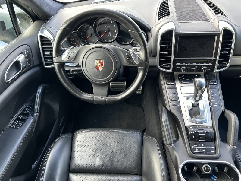 PORSCHE CAYENNE TURBO 500CV 2010. Auto Dakar organise régulièrement des événements thématiques et des journées découverte pour présenter les innovations automobiles à sa clientèle. Ces rendez-vous conviviaux permettent d'échanger avec nos experts et de tester en avant-première les dernières technologies.