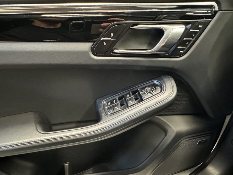PORSCHE MACAN 2015. Chez Auto Dakar, chaque véhicule de notre parc automobile fait l'objet d'un contrôle technique rigoureux et d'une certification qualité. Notre équipe de mécaniciens expérimentés s'assure que vous repartiez avec un véhicule fiable et performant.